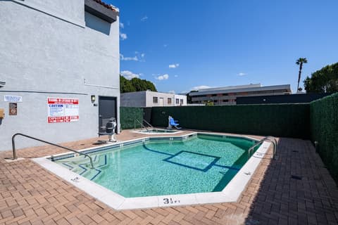 Hyland Inn Pasadena Civic Auditorium, Pool