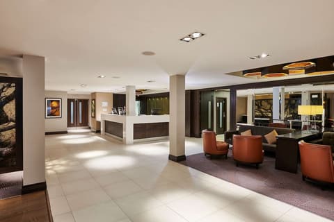 DoubleTree by Hilton London - Ealing Hotel, Lobby
