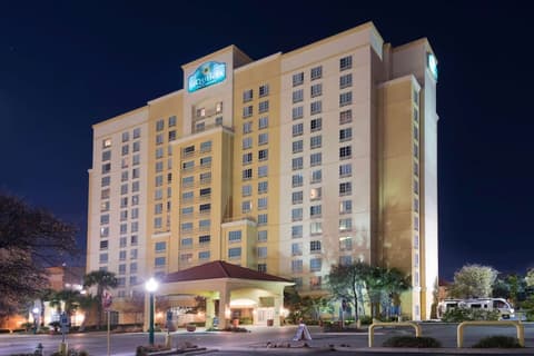 La Quinta Inn & Suites by Wyndham San Antonio Riverwalk, Exterior
