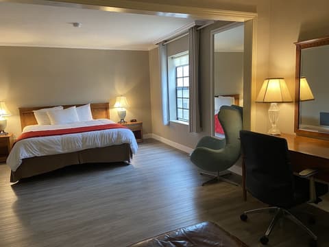 Ramada by Wyndham Los Angeles/Koreatown West, Room