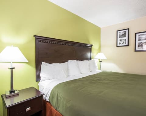 Econo Lodge Biltmore, Room