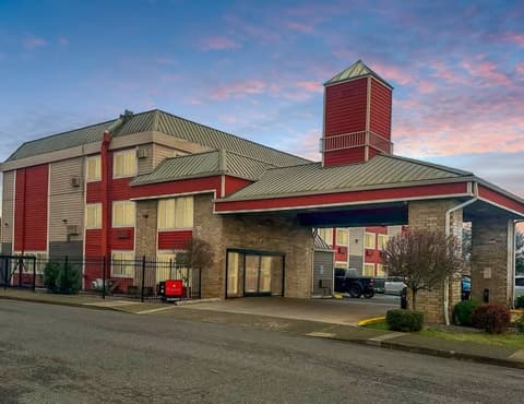 Ramada by Wyndham Portland, Front of property