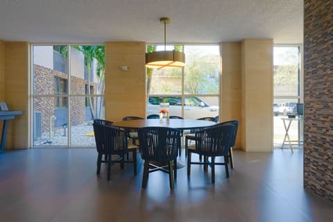 The Palms Inn & Suites, Lobby