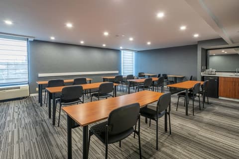 Holiday Inn Express Newark Airport Elizabeth by IHG, Meeting facility