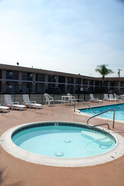 Colony Inn, Pool