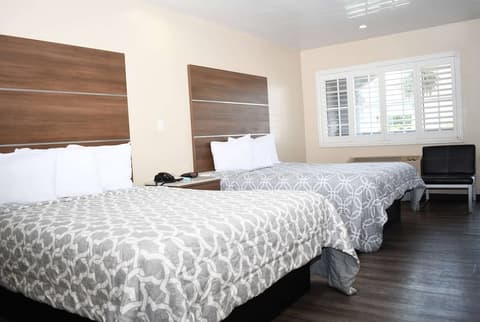 Travelodge by Wyndham Long Beach Convention Center, Room