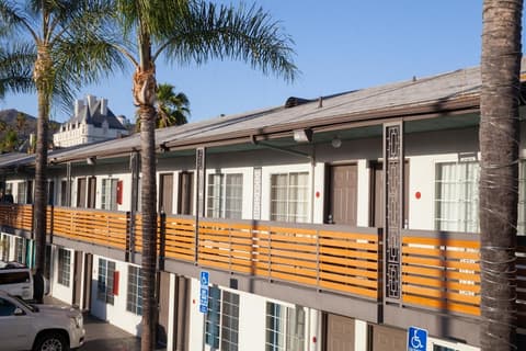 The Dixie Hollywood, Exterior