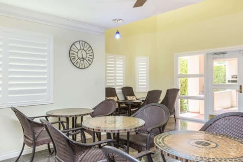 Days Inn by Wyndham Near City Of Hope, Lobby