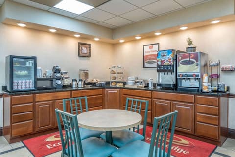 Econo Lodge Louisville Downtown, Breakfast area