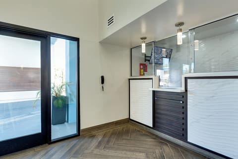 Hotel Seville, Reception