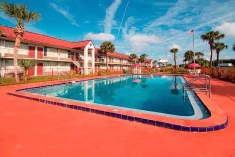 OYO Hotel Dundee By Crystal Lake, Outdoor pool