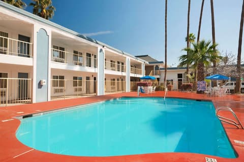 Travelodge by Wyndham Bakersfield, Pool