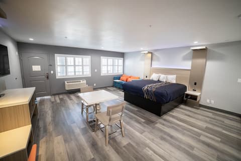 Travelodge by Wyndham Whittier, Room