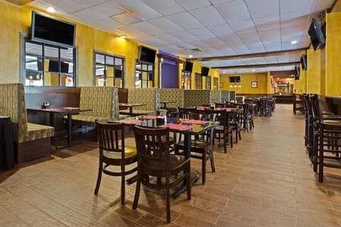 Ramada by Wyndham Tampa Westshore Airport South, Restaurant