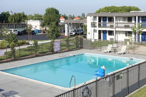 Motel 6 Claremont, CA, Pool