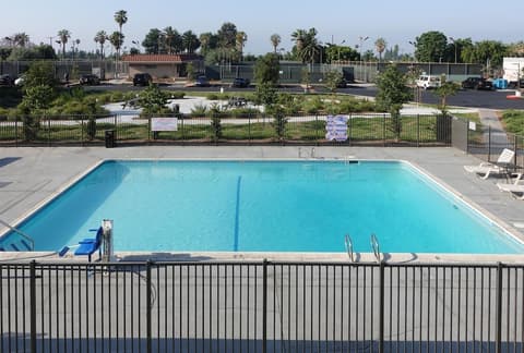 Motel 6 Claremont, CA, Pool