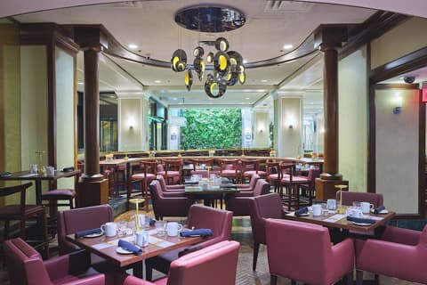 Chelsea Hotel, Toronto, Bar (on property)