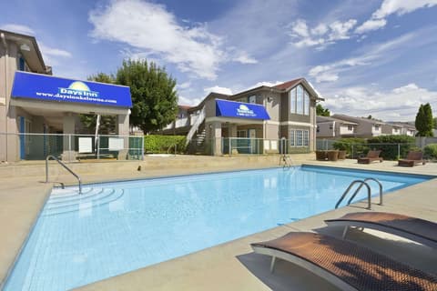Days Inn by Wyndham Kelowna, Pool