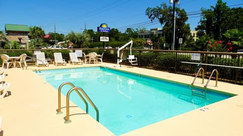 Days Inn & Suites by Wyndham Savannah Midtown, Pool