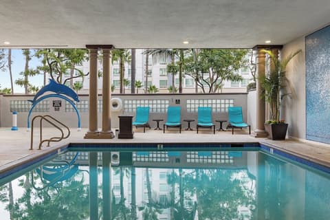 Peacock Suites, Pool