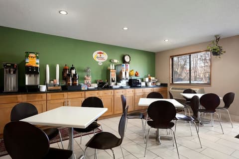 Super 8 by Wyndham Richmond/Chamberlayne Rd, Breakfast area