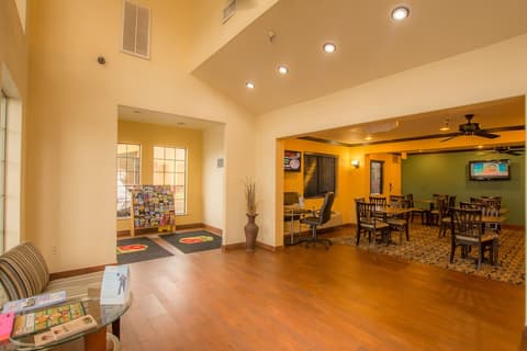 Super 8 by Wyndham Oklahoma Airport Fairgrounds West, Interior entrance