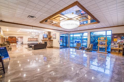 Ramada by Wyndham Thunder Bay Airlane Hotel, Lobby