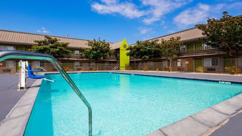 SureStay Plus Hotel by Best Western Point Richmond, Outdoor pool