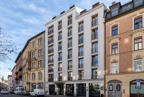 Bob W Munich Old Town, Front of property