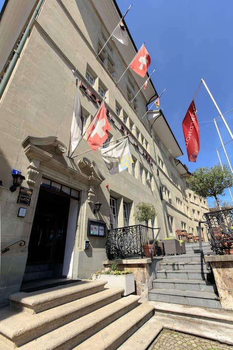 Hotel De La Rose, Front of property