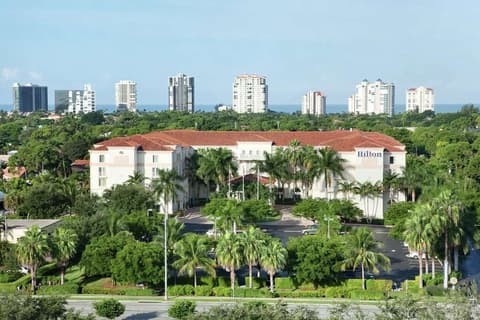 Hilton Naples, Exterior