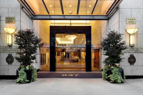 Auberge Vancouver Hotel, Property entrance