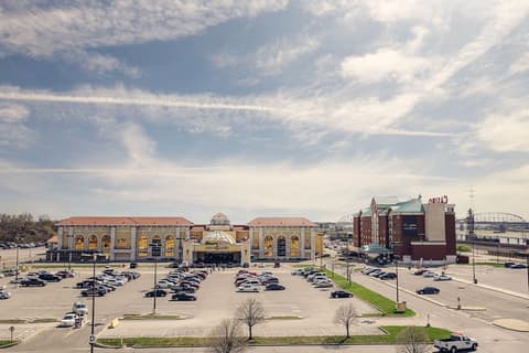 Casino Queen Hotel, Exterior