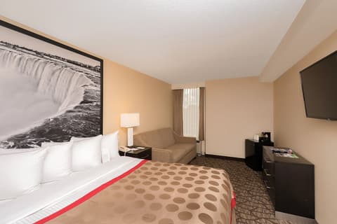 Ramada by Wyndham Niagara Falls Near the Falls, Room