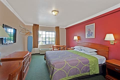 Super 8 by Wyndham Hollywood/LA Area, Room