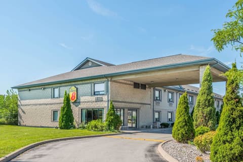 Super 8 by Wyndham Ambassador Bridge Windsor ON, Exterior