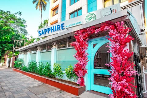 The Emerald Hotel & Executive Apartments, Cafe