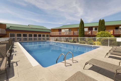 Days Inn & Conference Centre by Wyndham Penticton, Pool