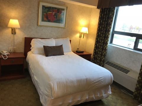 Lexington Inn & Suites Windsor, Room