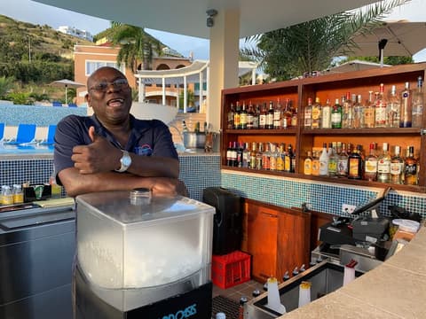 Divi Little Bay Beach Resort, Swim-up bar