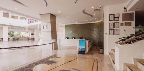 HS HOTSSON Hotel Acapulco, Reception