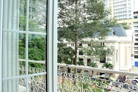 Hotel Continental Saigon, Balcony