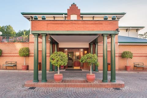 Courtyard Hotel Rosebank, Front of property