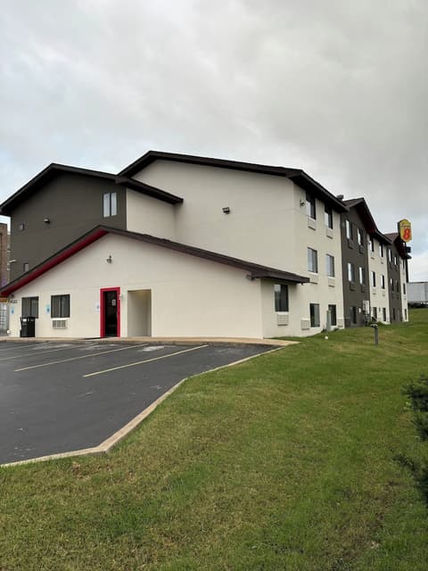Super 8 Springfield North I-44, Exterior