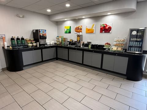 Quality Inn and Suites Livonia, Breakfast area