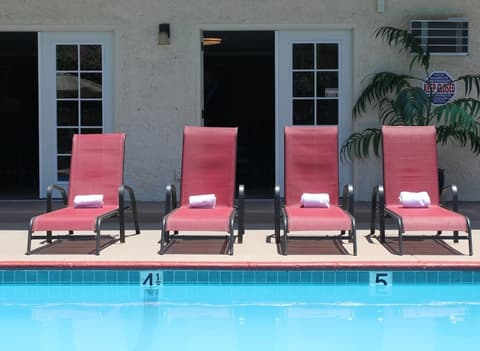 California Suites Hotel, Pool