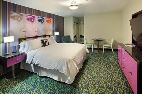 7 Springs Inn & Suites, Room