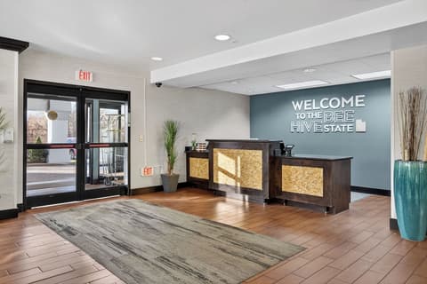 Hotel SLC, Reception