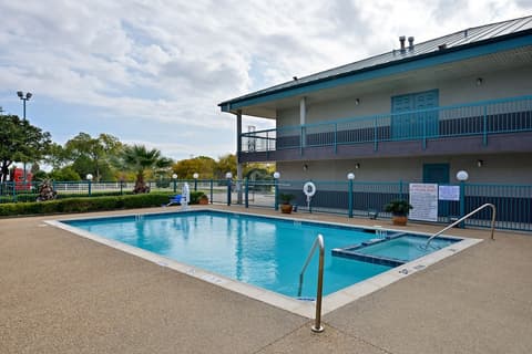 Americas Best Value Inn Ft. Worth, Pool