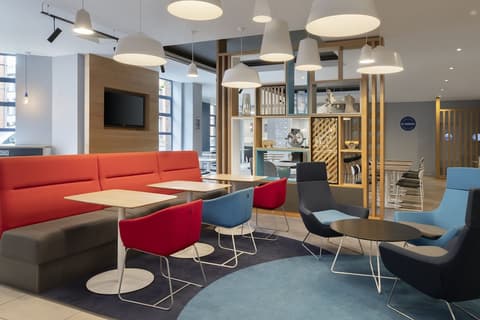 Holiday Inn Express Belfast City by IHG, Lobby sitting area